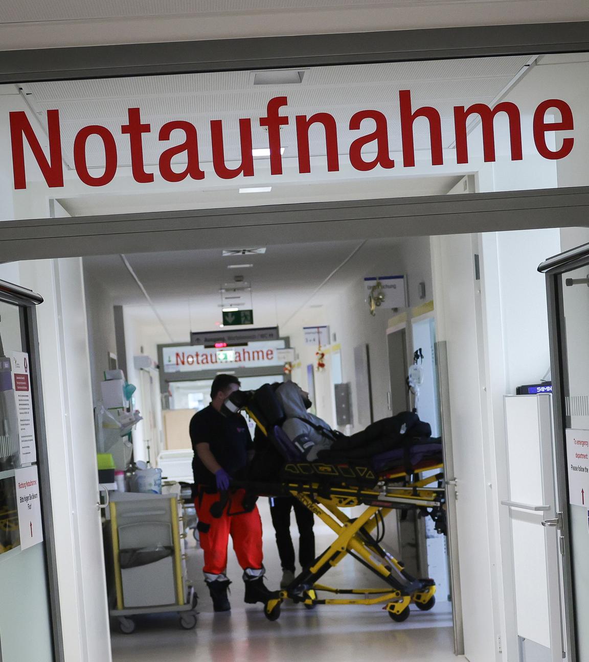 Rettungssänitäter bringen einen Patienten in die Zentralen Notaufnahme im Albertinen Krankenhaus