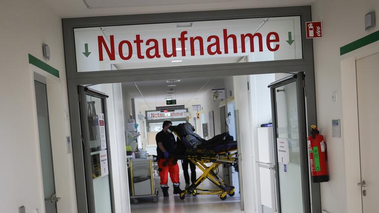 Rettungssänitäter bringen einen Patienten in die Zentralen Notaufnahme im Albertinen Krankenhaus