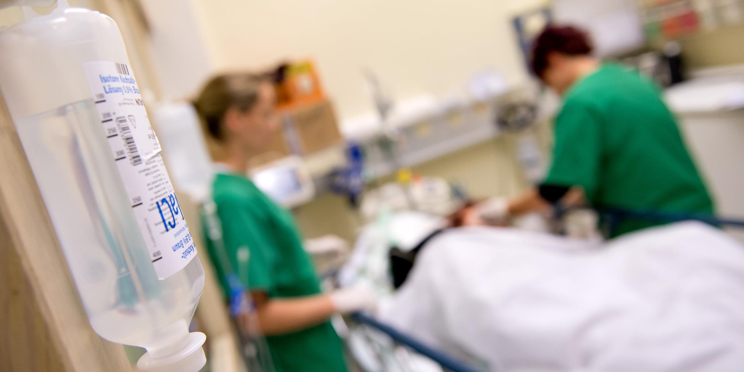 Medizinisches Personal versorgt in der Notaufnahme des Klinikums der Universität München (Bayern) einen betrunken Patienten vom Oktoberfest. Archivbild