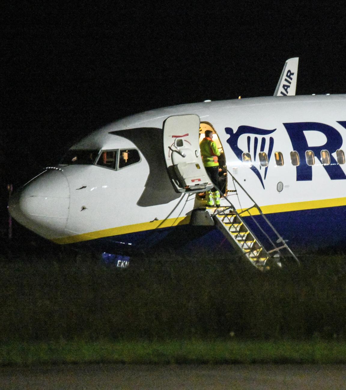 Ein Passagierjet der Fluggesellschaft Ryanair steht auf dem Vorfeld am Flughafen Memmingen. Der Flieger war von Berlin nach Mailand unterwegs, als er in Turbulenzen geratenen ist