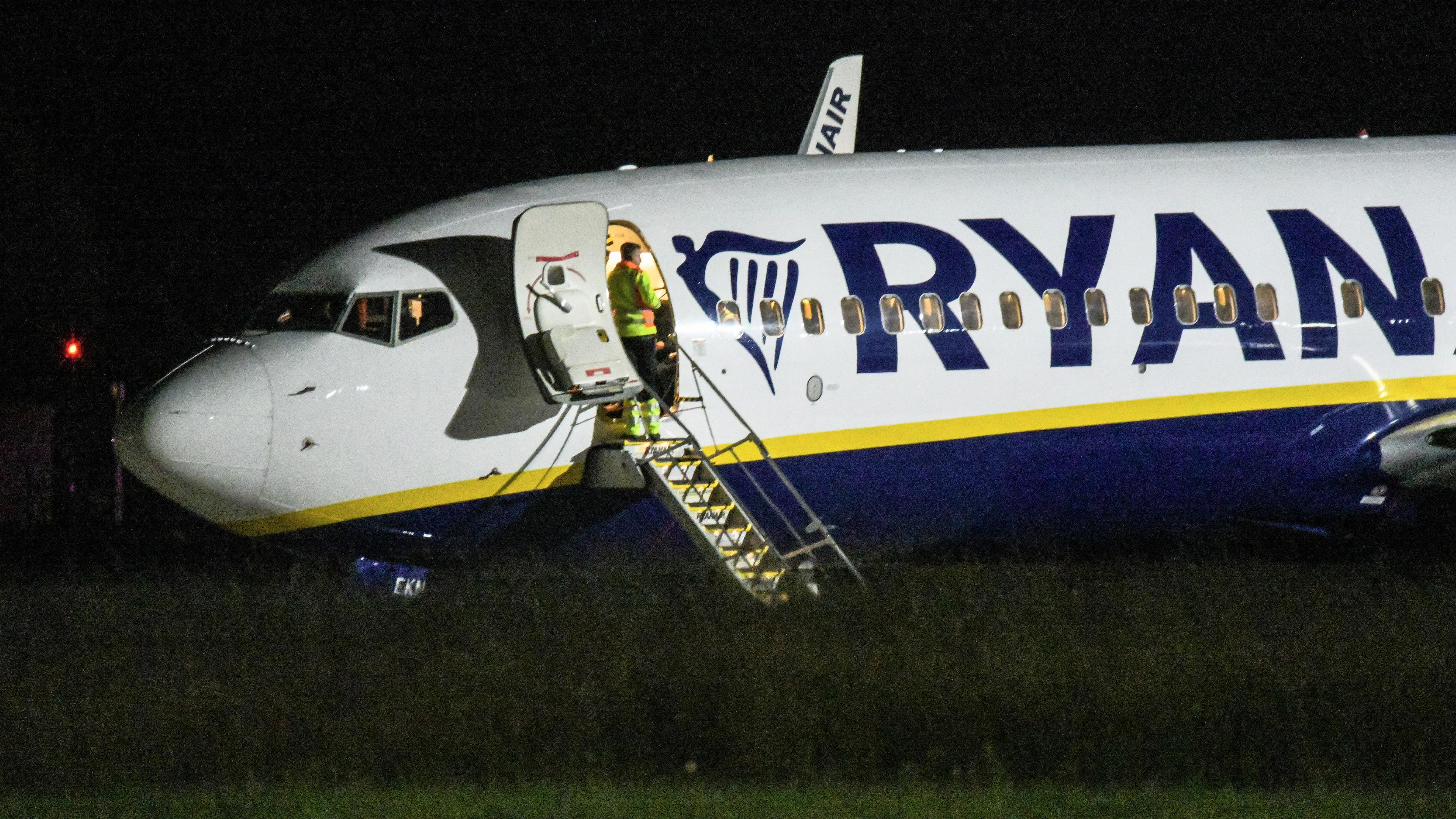 Ein Passagierjet der Fluggesellschaft Ryanair steht auf dem Vorfeld am Flughafen Memmingen. Der Flieger war von Berlin nach Mailand unterwegs, als er in Turbulenzen geratenen ist