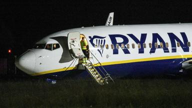 Ein Passagierjet der Fluggesellschaft Ryanair steht auf dem Vorfeld am Flughafen Memmingen. Der Flieger war von Berlin nach Mailand unterwegs, als er in Turbulenzen geratenen ist
