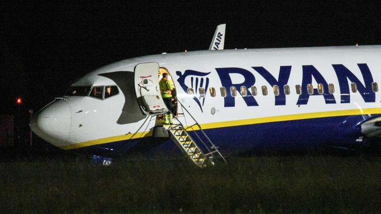 Ein Passagierjet der Fluggesellschaft Ryanair steht auf dem Vorfeld am Flughafen Memmingen. Der Flieger war von Berlin nach Mailand unterwegs, als er in Turbulenzen geratenen ist