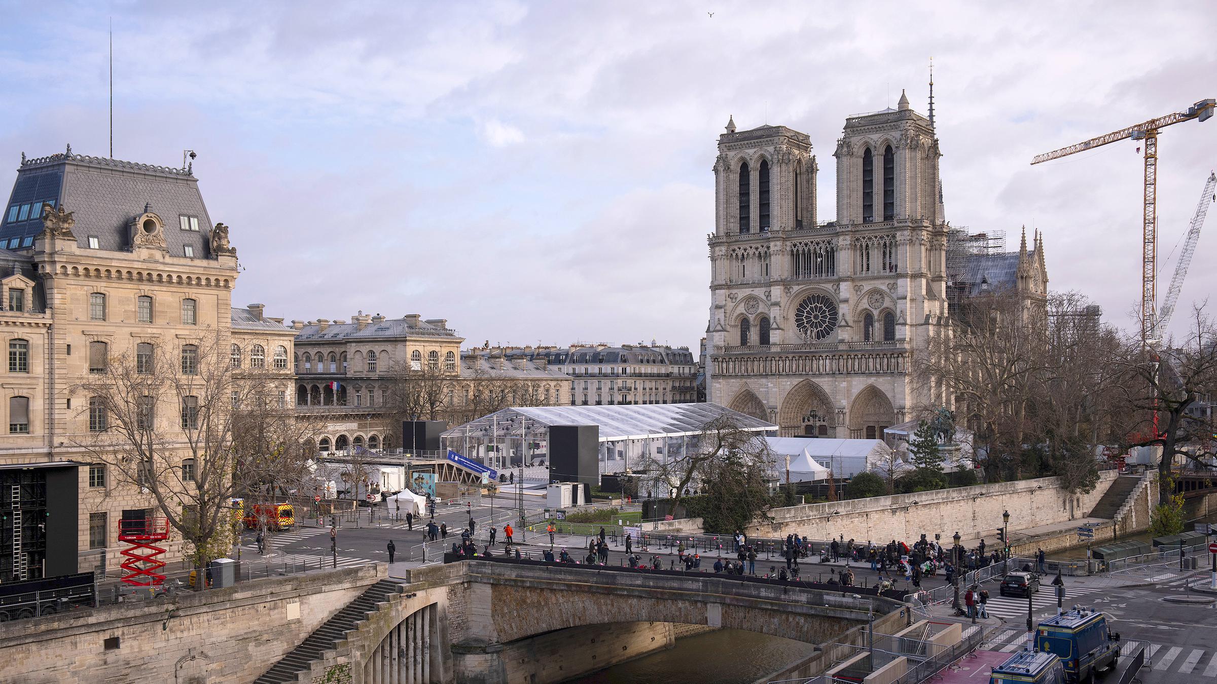 Notre Dame in Paris mit Vorzelt für Feierlichkeiten zur Fertigstellung