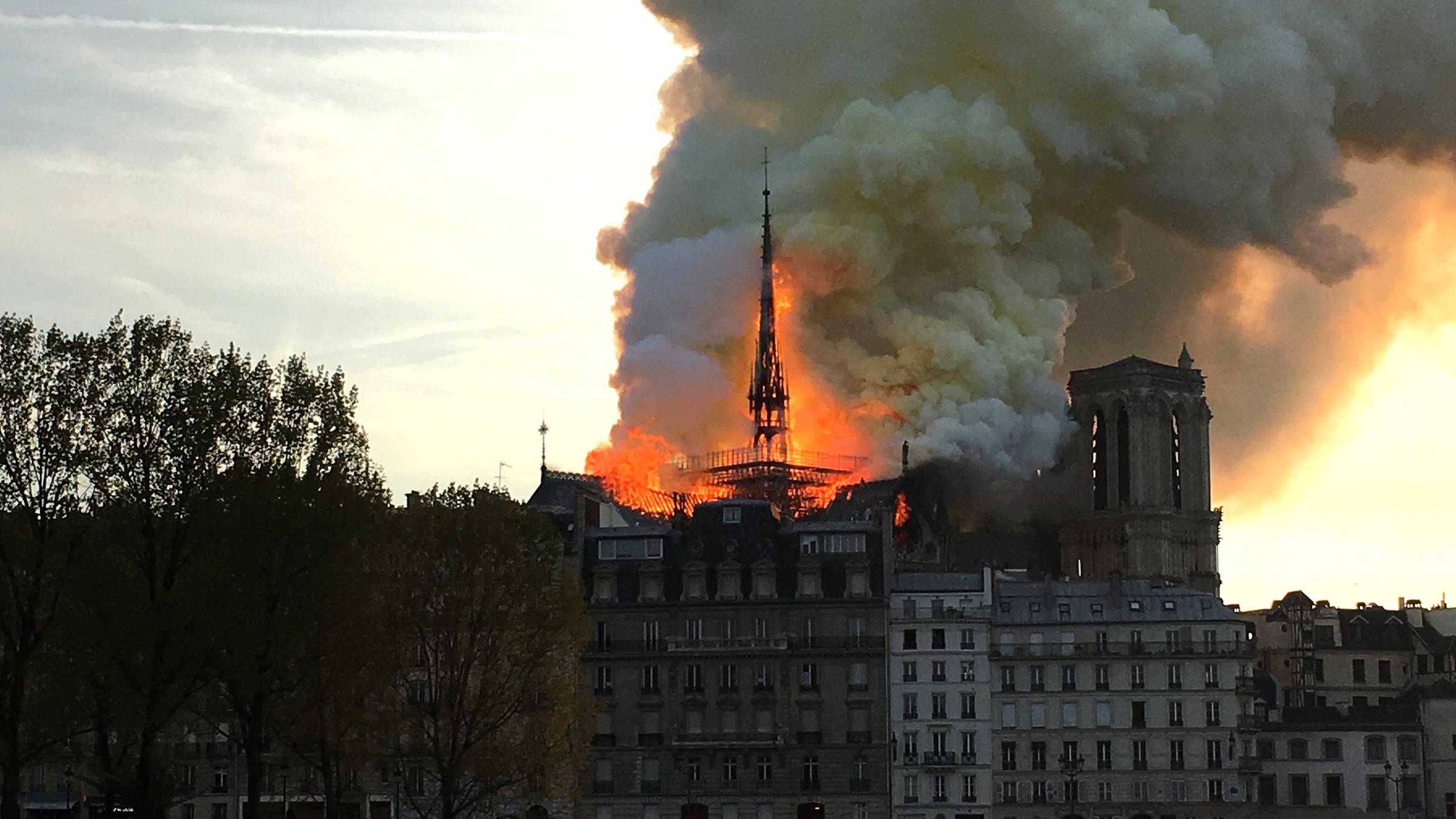 Notre Dame brennt