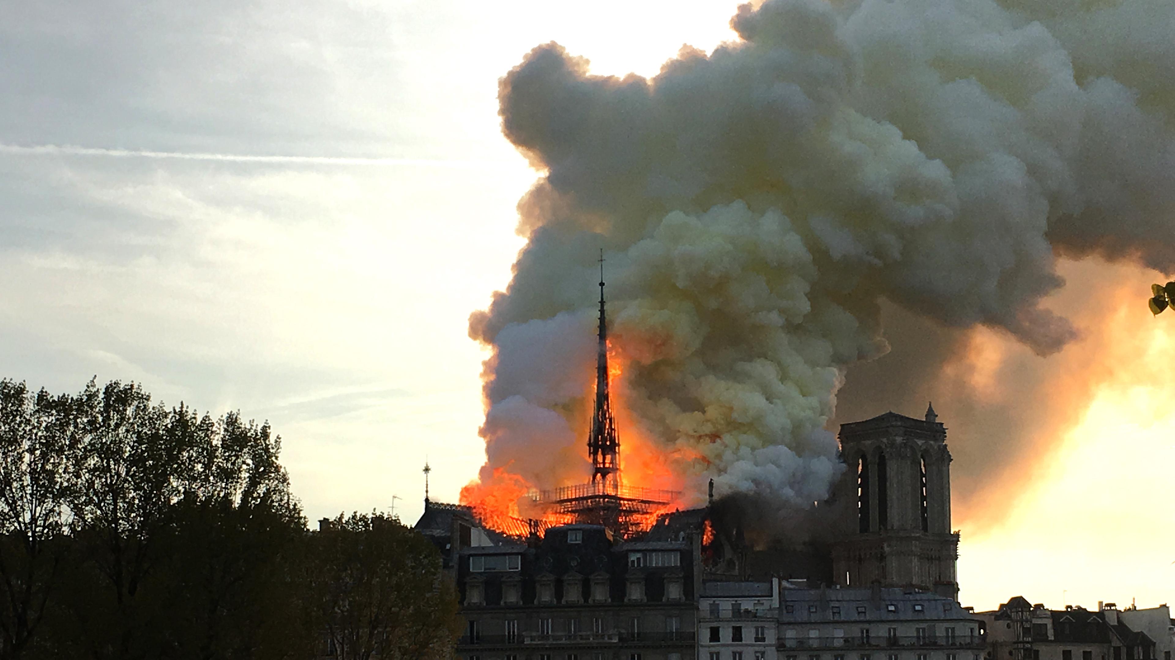 Notre Dame brennt