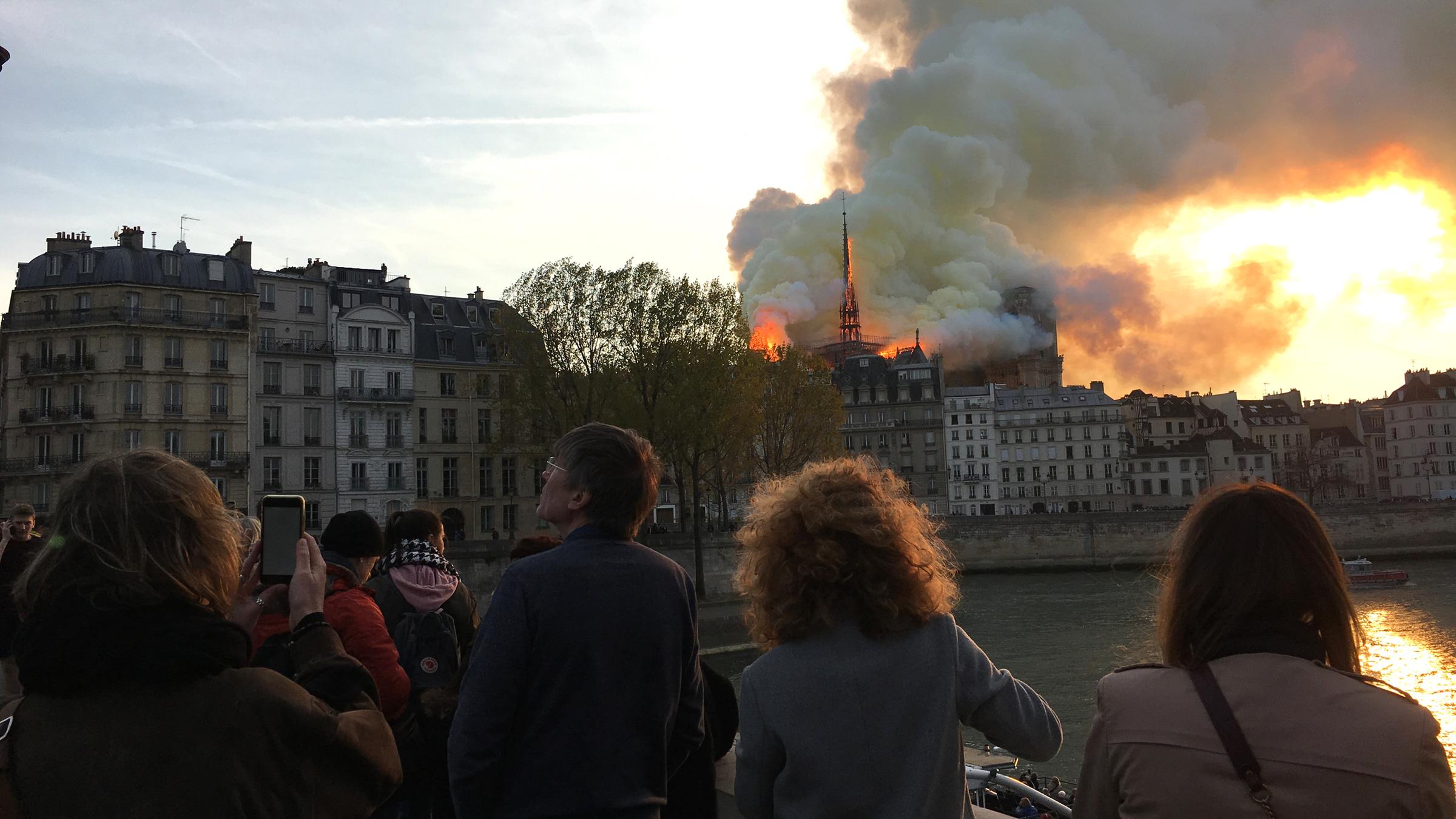 Passanten vor brennender Notre Dame