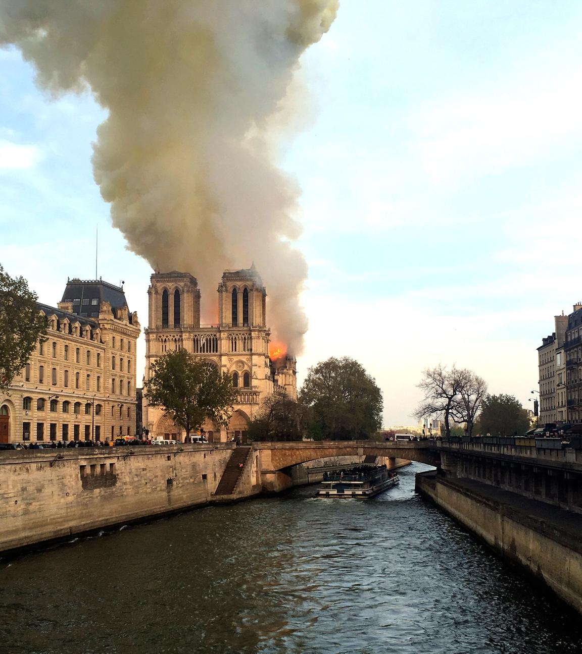 Notre Dame brennt