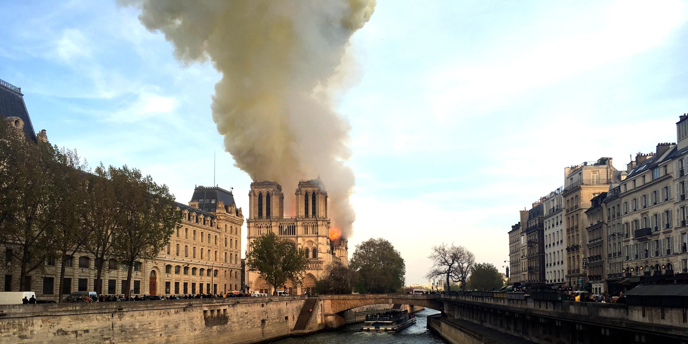 Notre Dame brennt