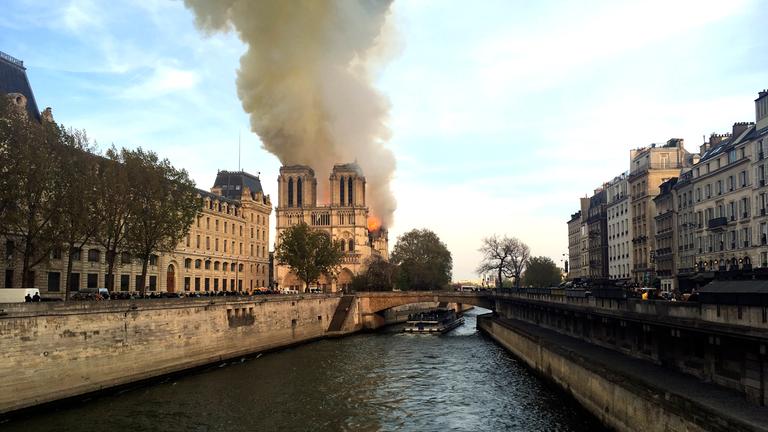 Notre Dame brennt