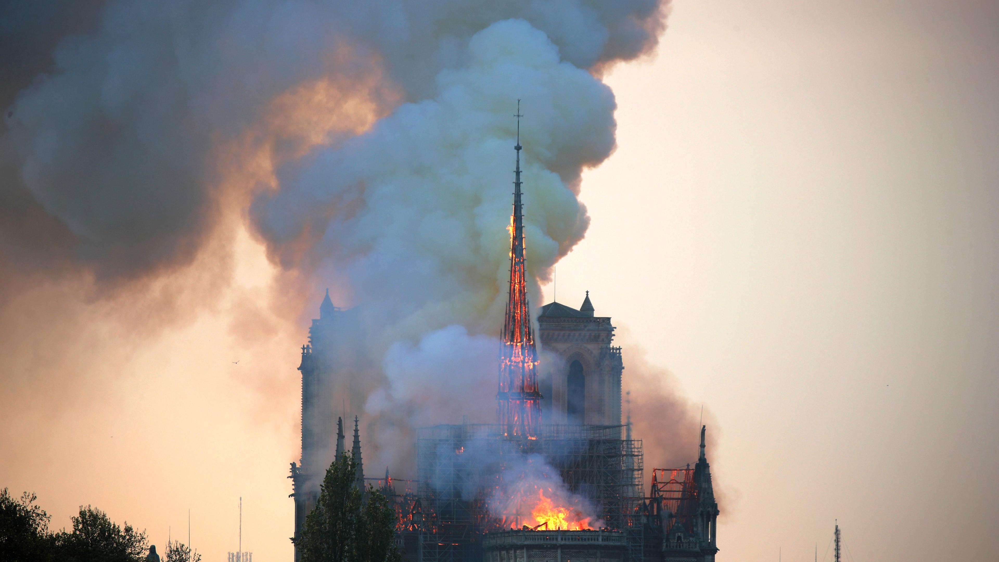 Notre-Dame brennt