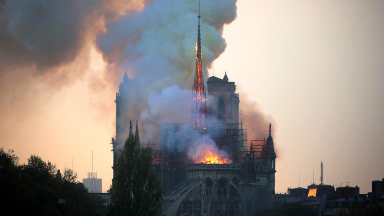 Notre-Dame brennt