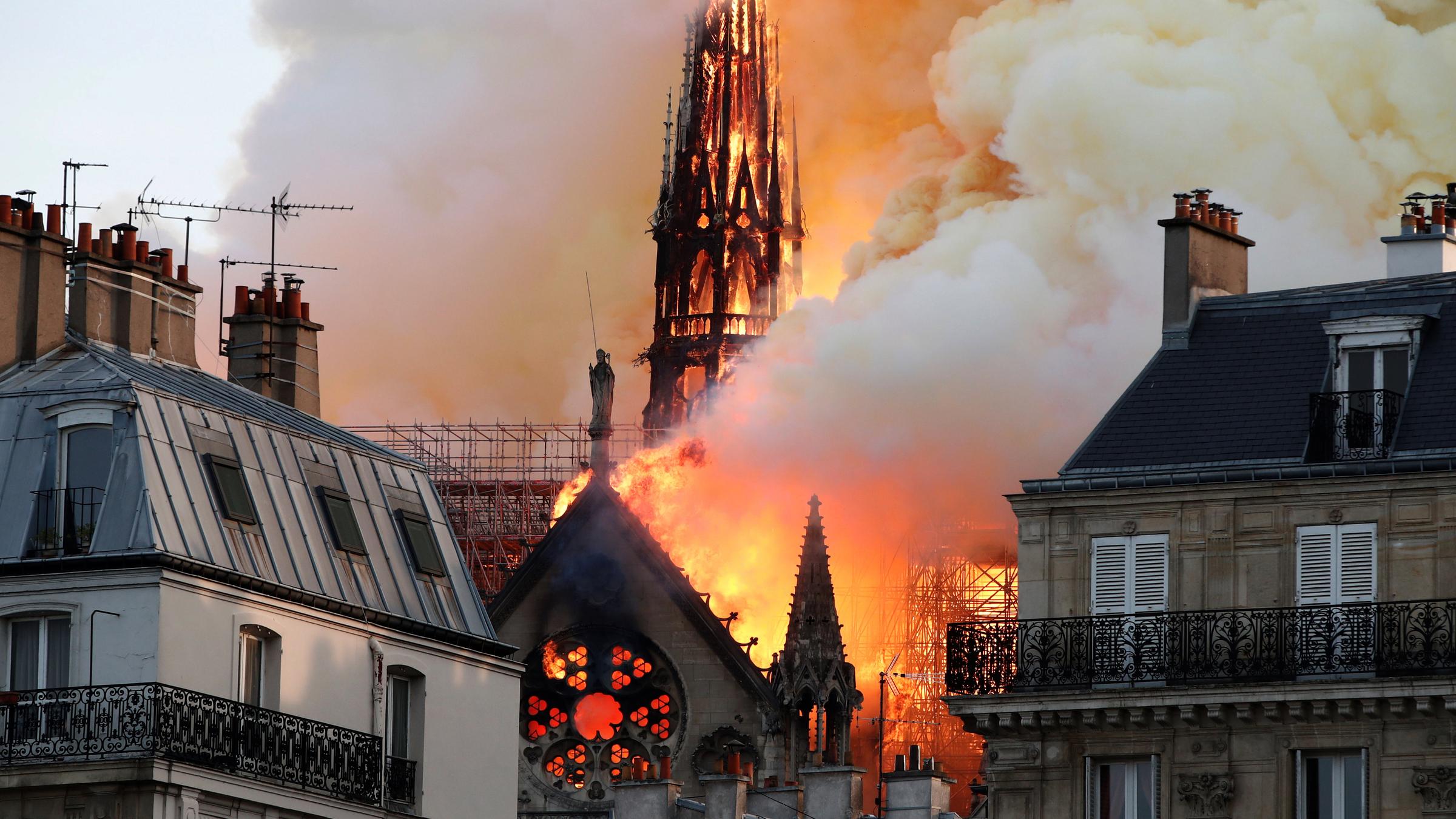 Notre-Dame brennt