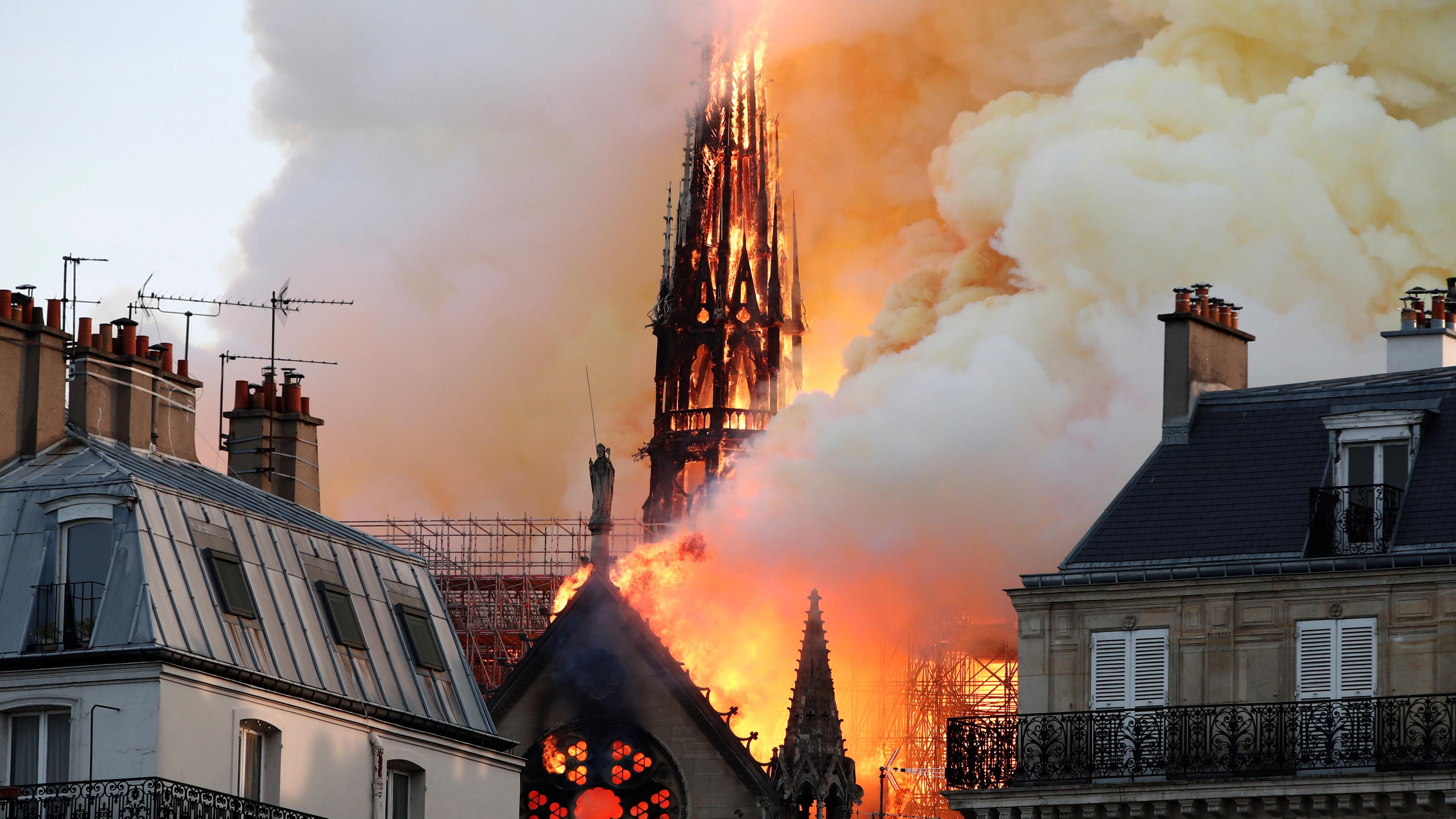 Notre-Dame brennt