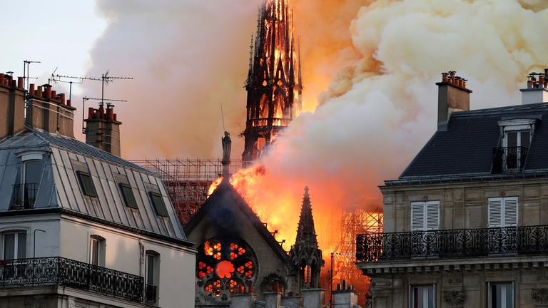 Notre-Dame brennt