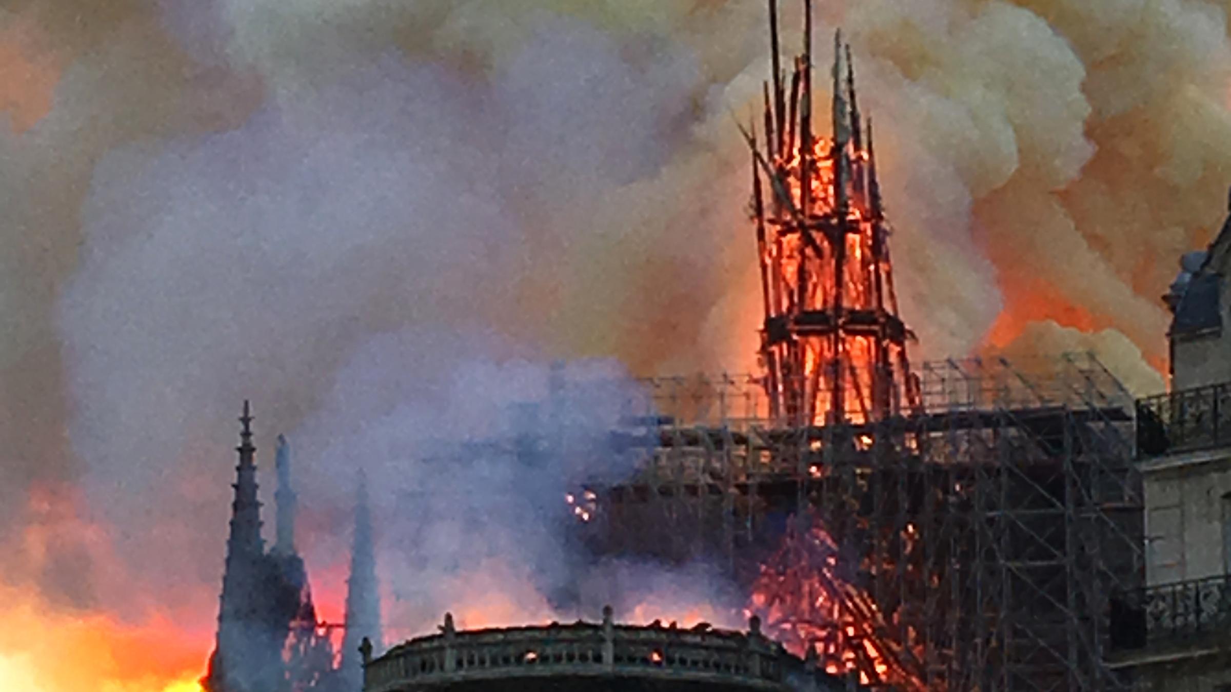 Kirchturm von Notre-Dame stürzt ein