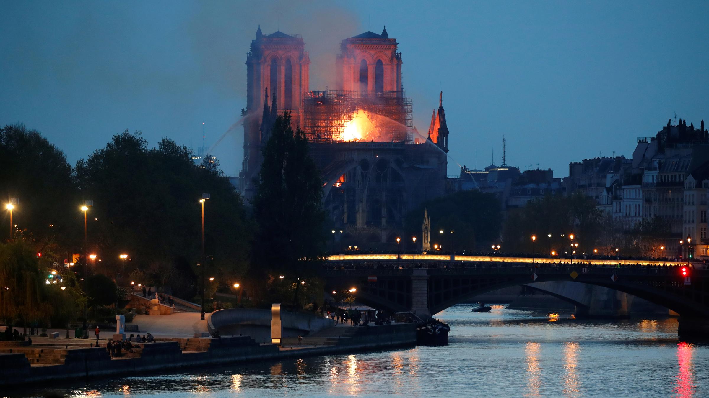 Notre-Dame brennt: Löscharbeiten am Abend