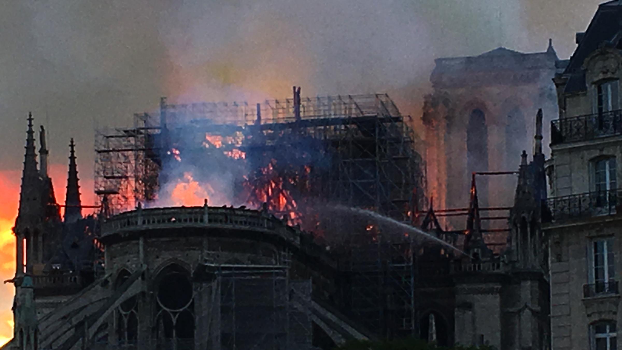 Löscharbeiten an Notre-Dame