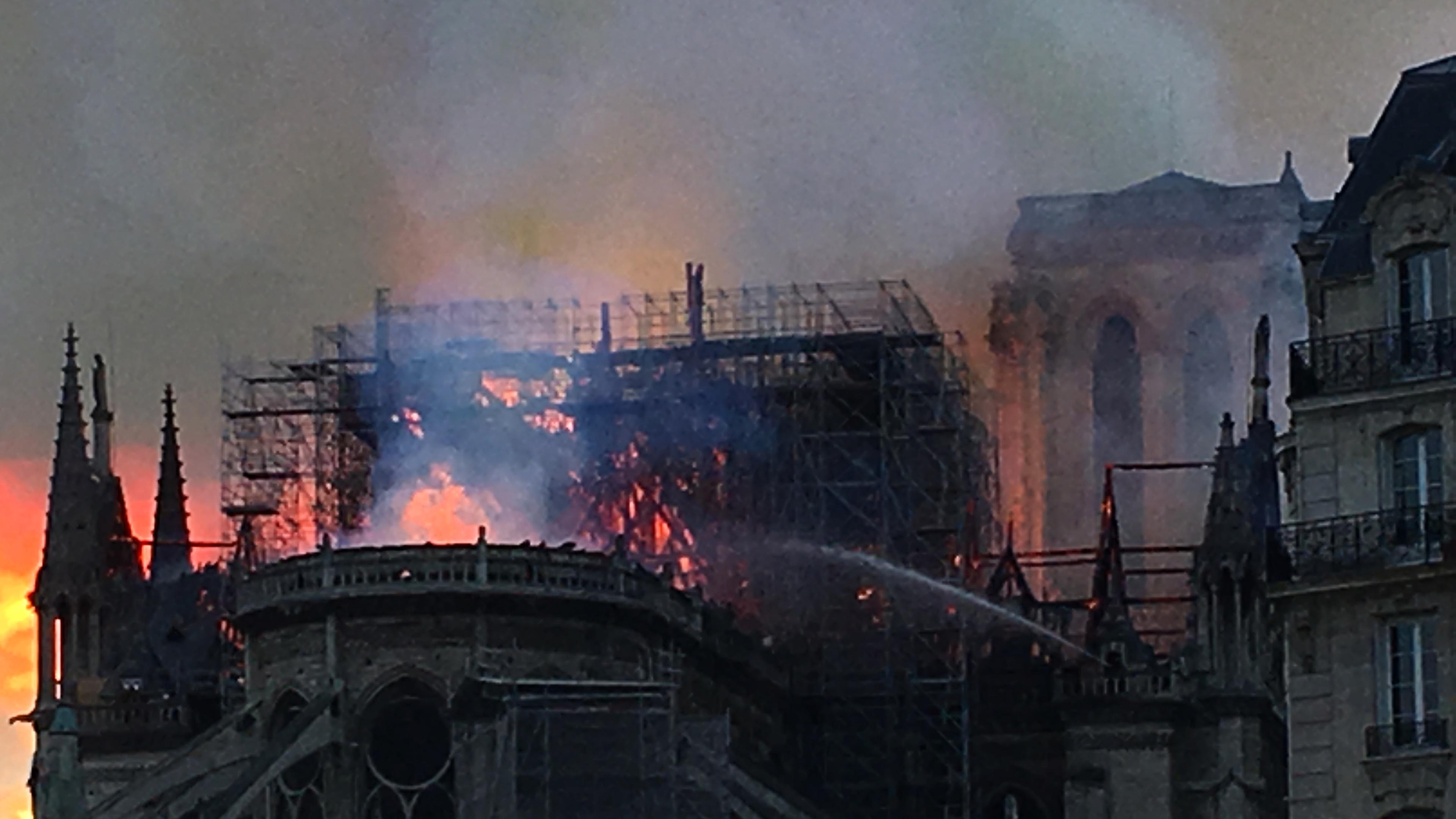 Löscharbeiten an Notre-Dame