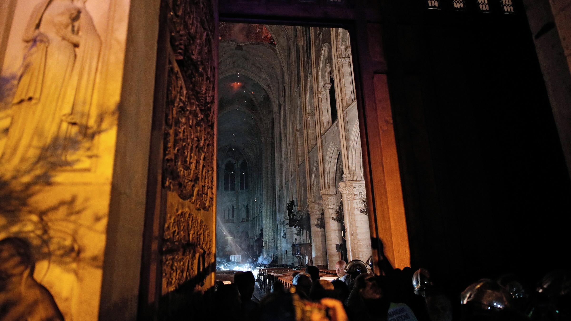 Ein Blick in den zerstörten Innenraum der Kathedrale Notre-Dame, Paris, aufgenommen am 16.04.2019