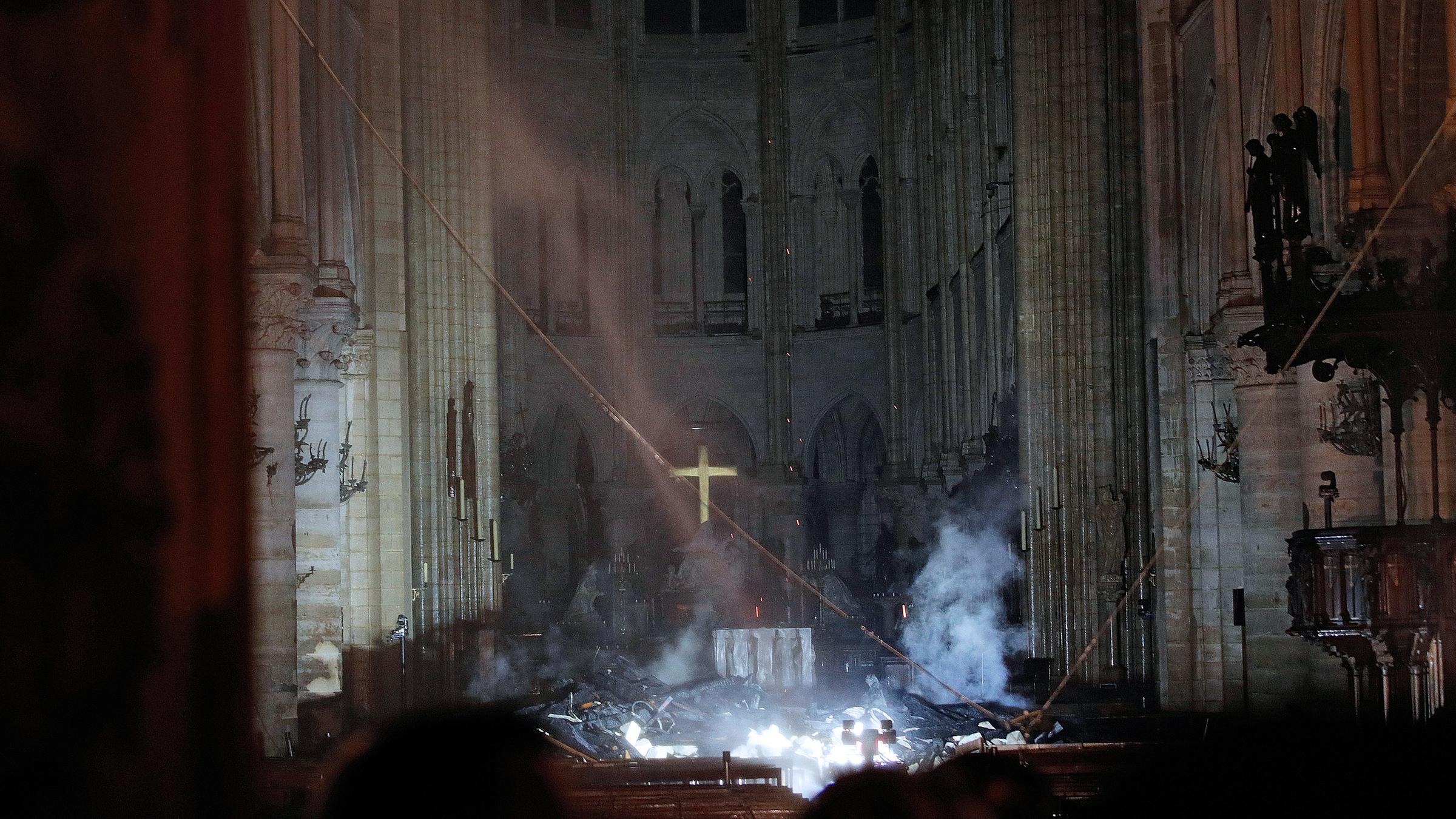 Zerstörungen im Innenraum von Notre-Dame, Paris, aufgenommen am 16.04.2019