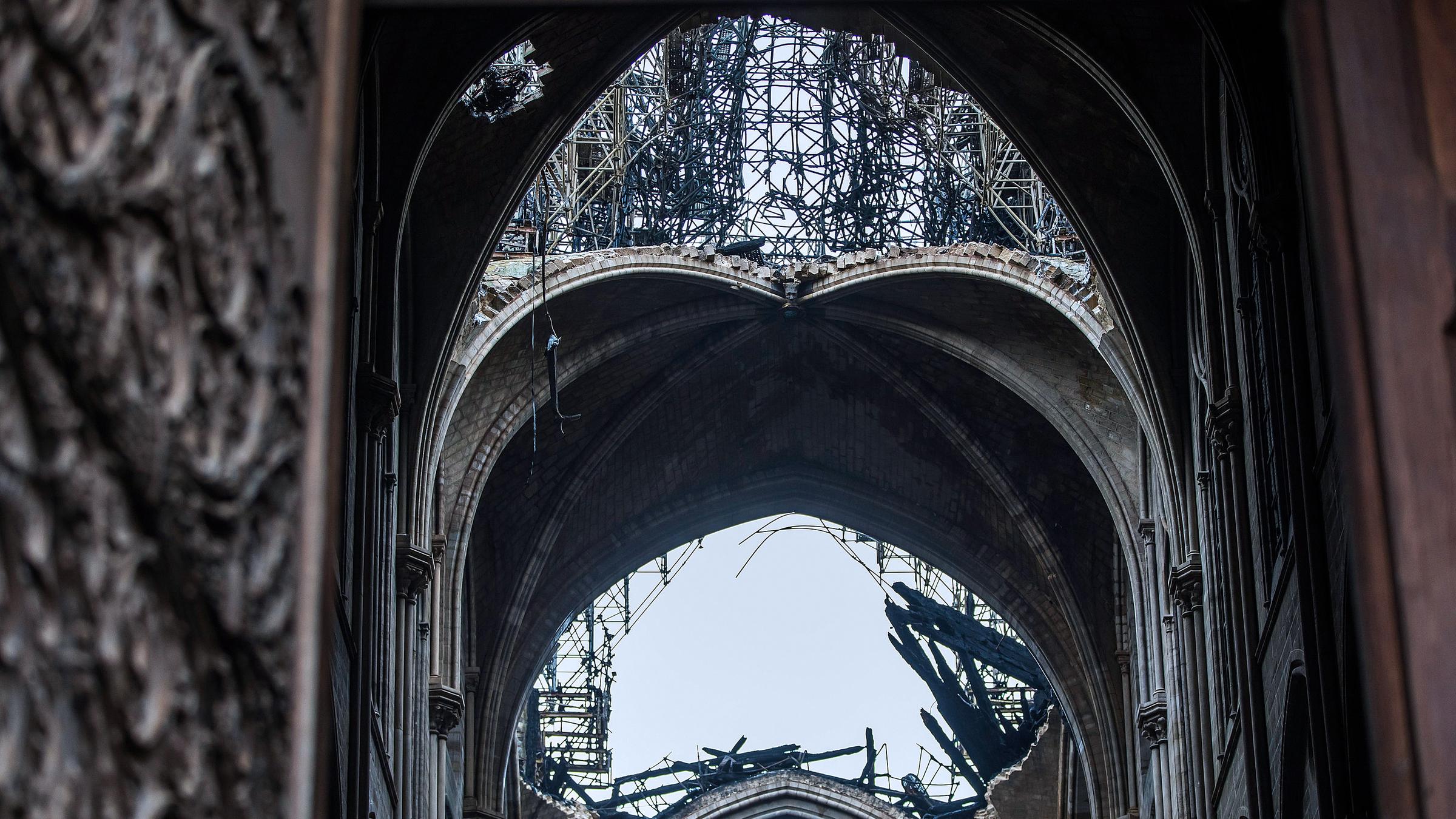 Nach dem Brand erkennt man die Zerstörungen der Dachstruktur in Notre-Dame, Paris, aufgenommen am 16.04.2019