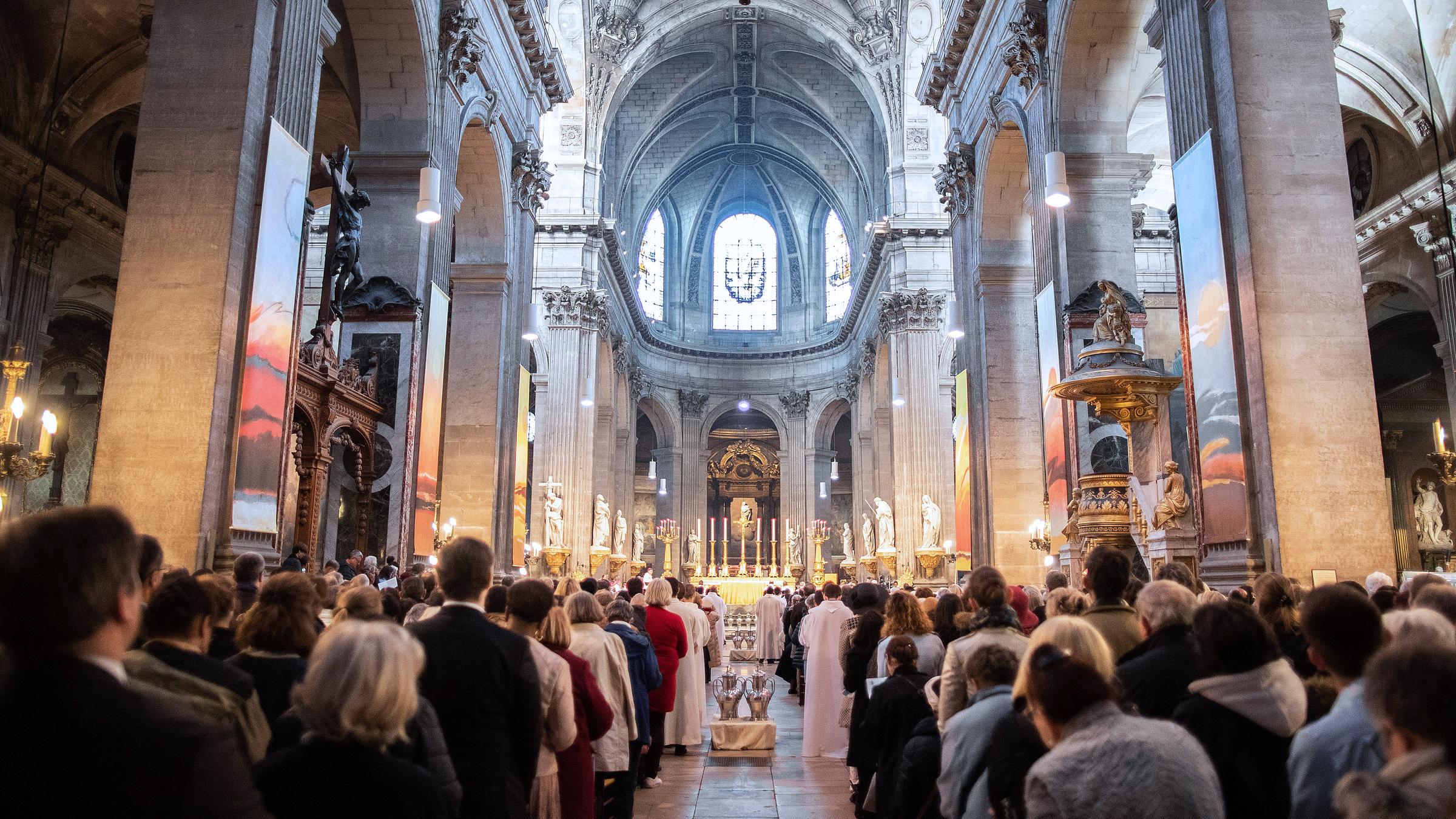 Menschen nehmen an der Chrisammesse in der zweitgrössten Pariser Kirche Saint-Sulpice teil, aufgenommen am 17.04.2019
