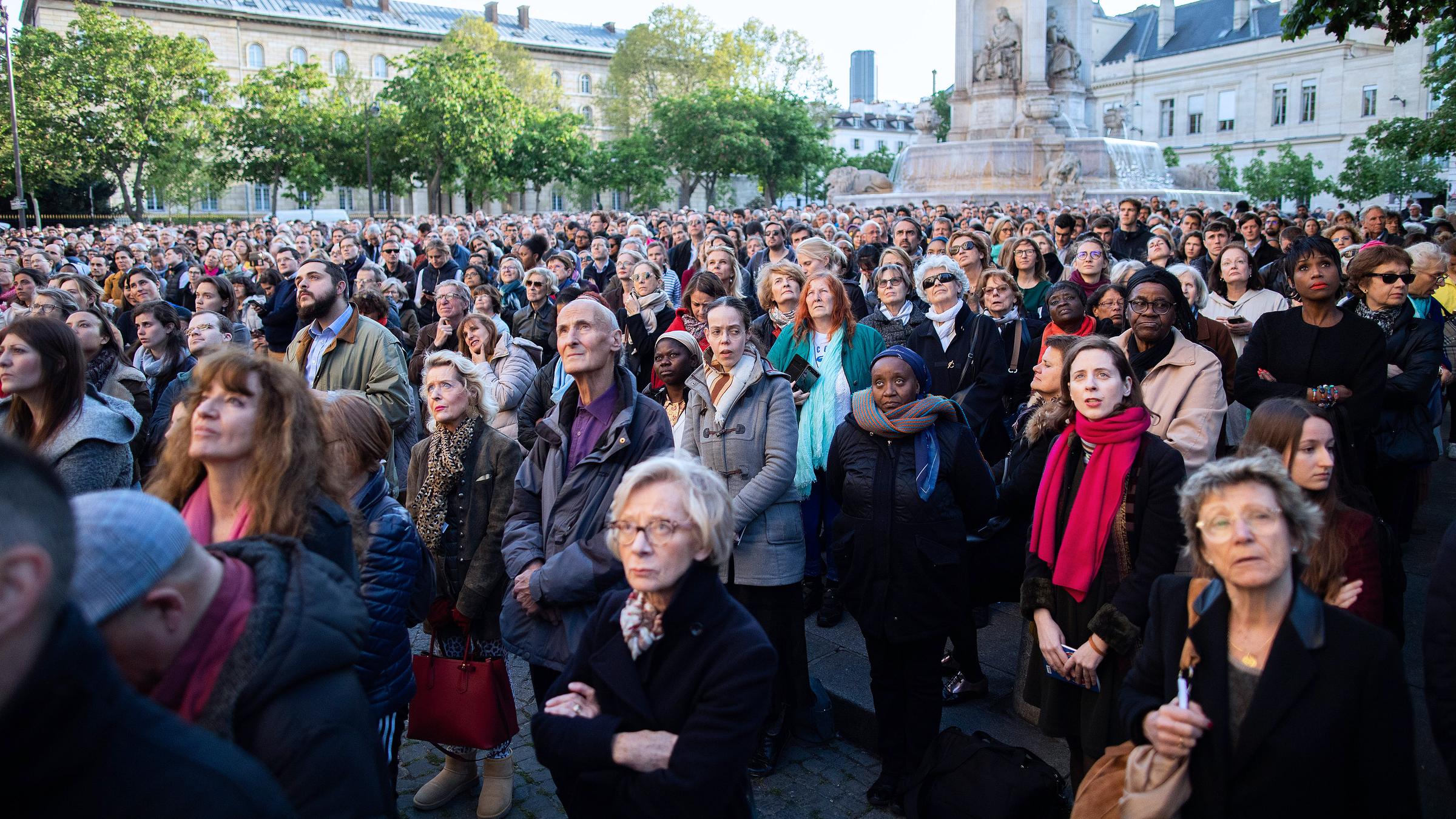 Menschen nehmen an der Chrisammesse in der zweitgrössten Pariser Kirche Saint-Sulpice teil, aufgenommen am 17.04.2019