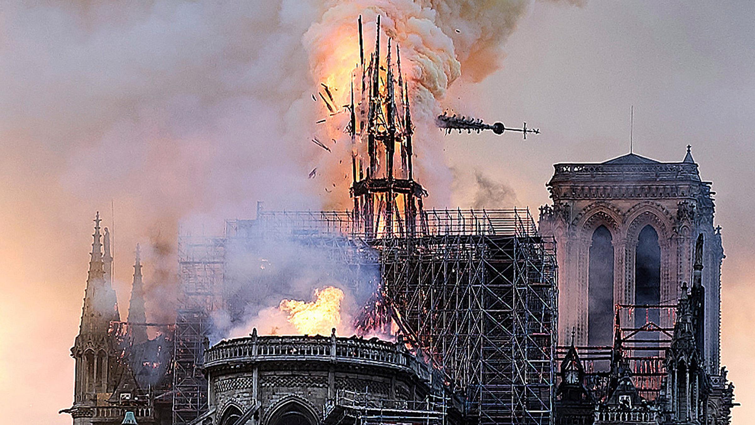 Spitzturm der Notre Dame stürzt ein