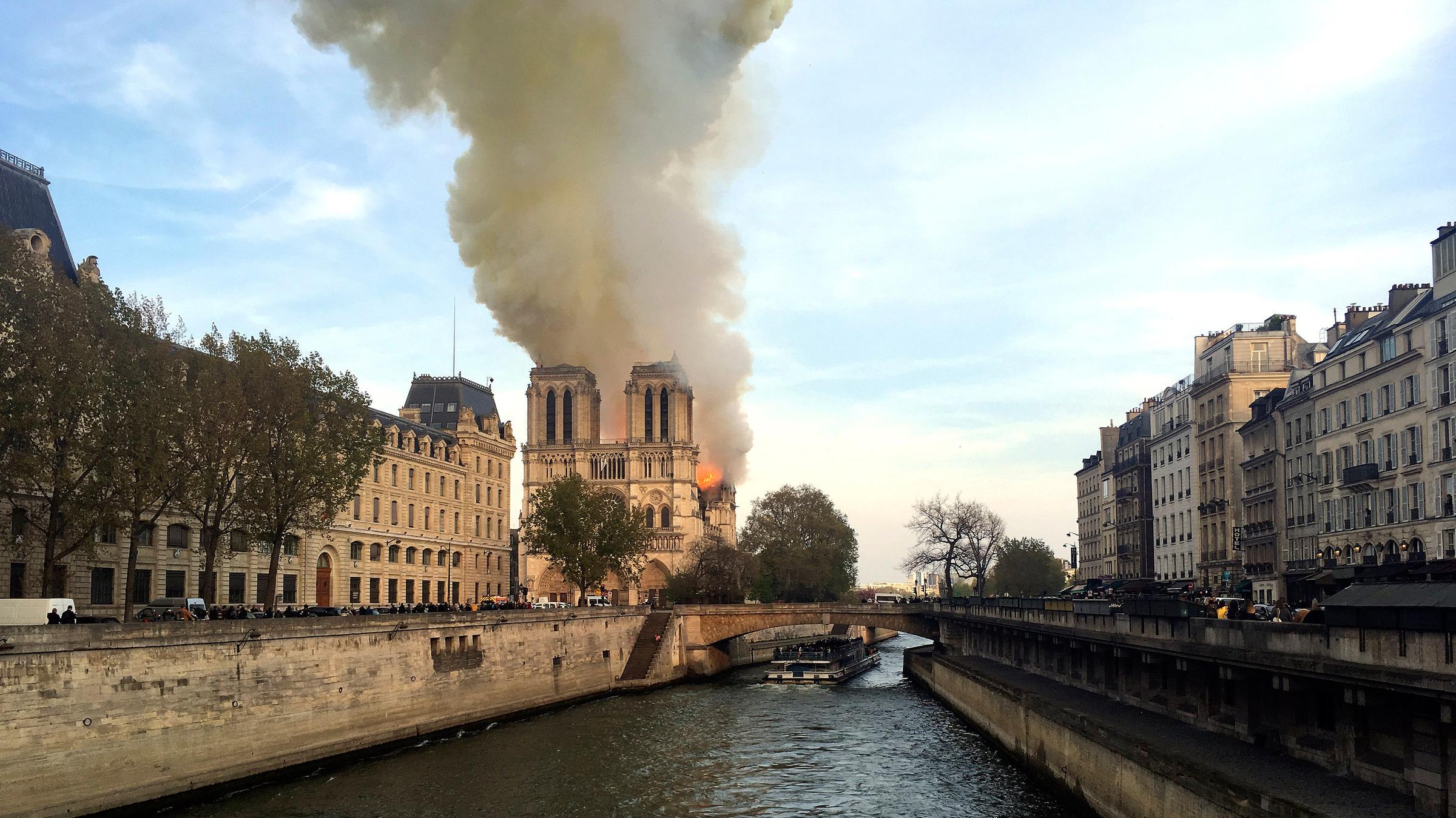 Brand in Notre Dame in Paris