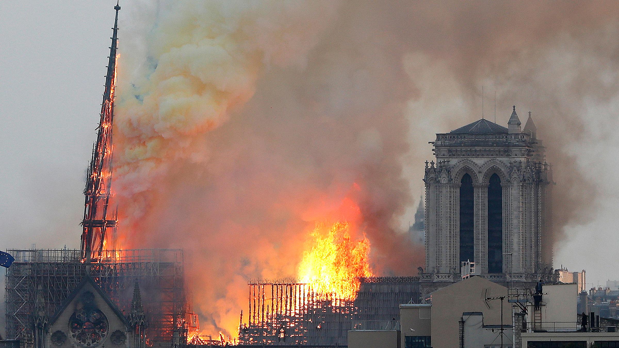Flammen schlagen aus Notre Dame