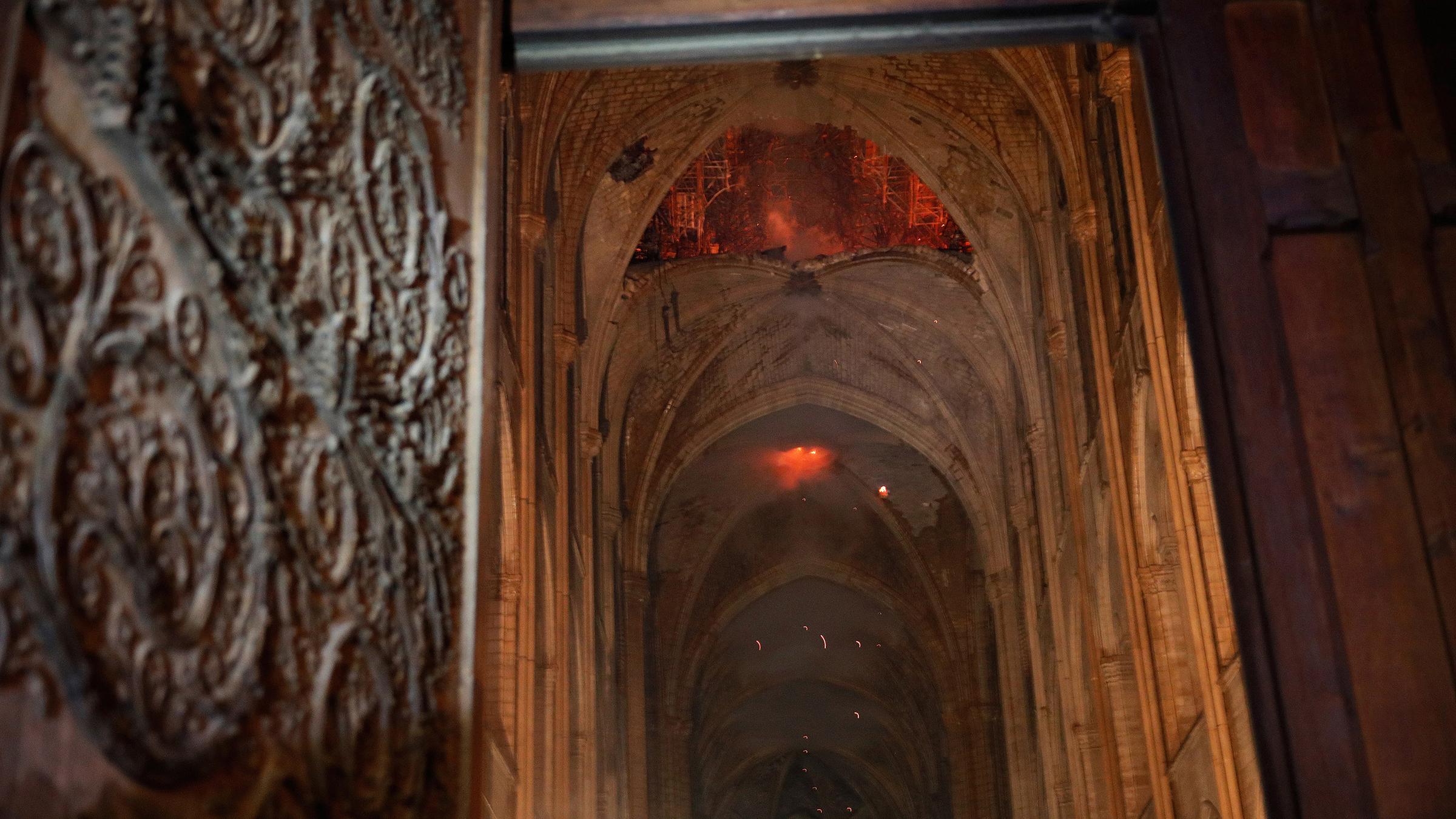 Flammen in Gebälk der Notre Dame
