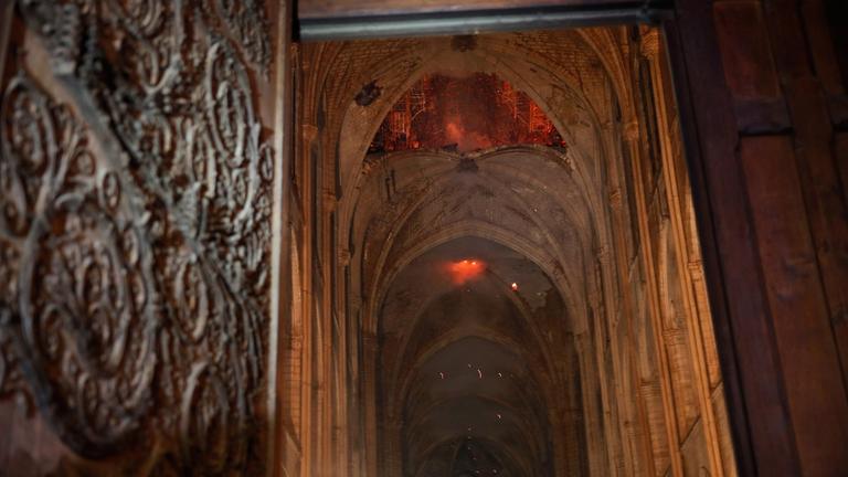 Flammen in Gebälk der Notre Dame