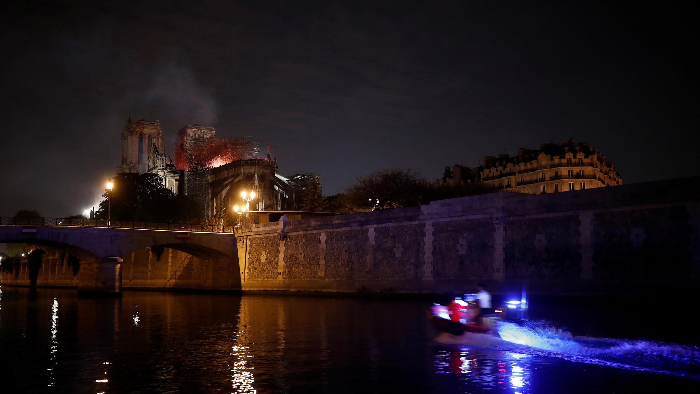 Blick von der Seine aus auf Notre Dame