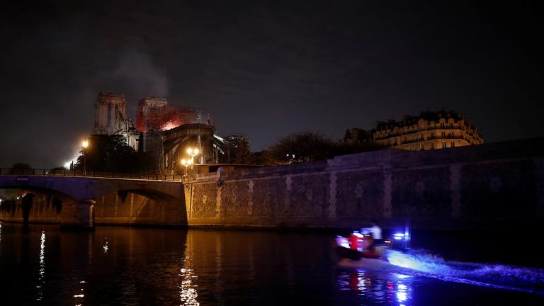 Blick von der Seine aus auf Notre Dame