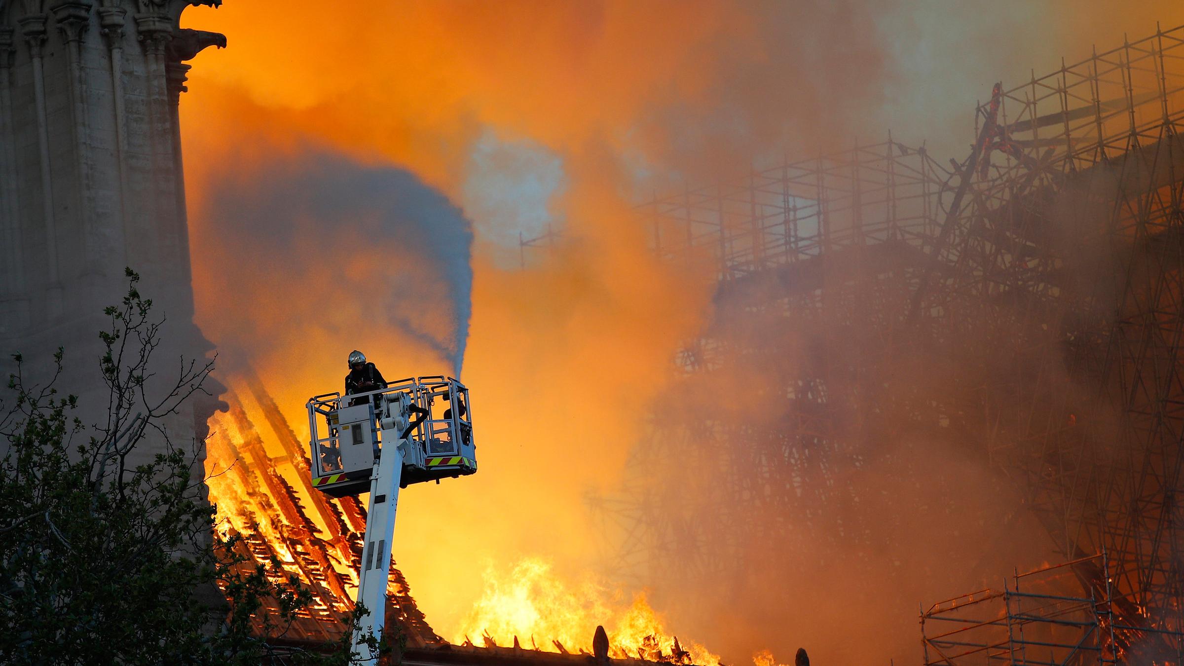 Feuerwehr kämpft gegen den Brand in Notre Dame