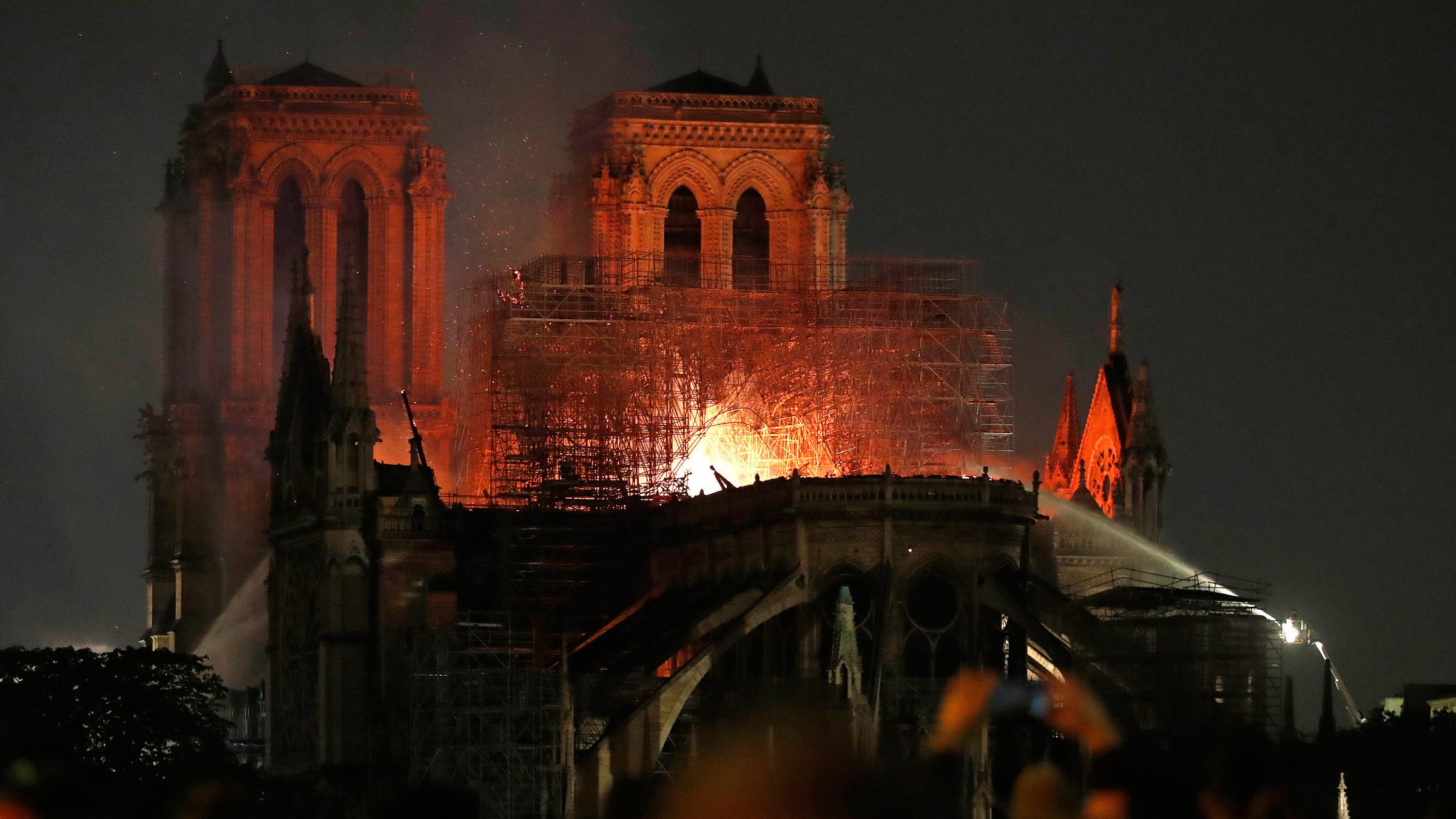 Feuerwehren versuchen den Brand unter Kontrolle zu bekommen