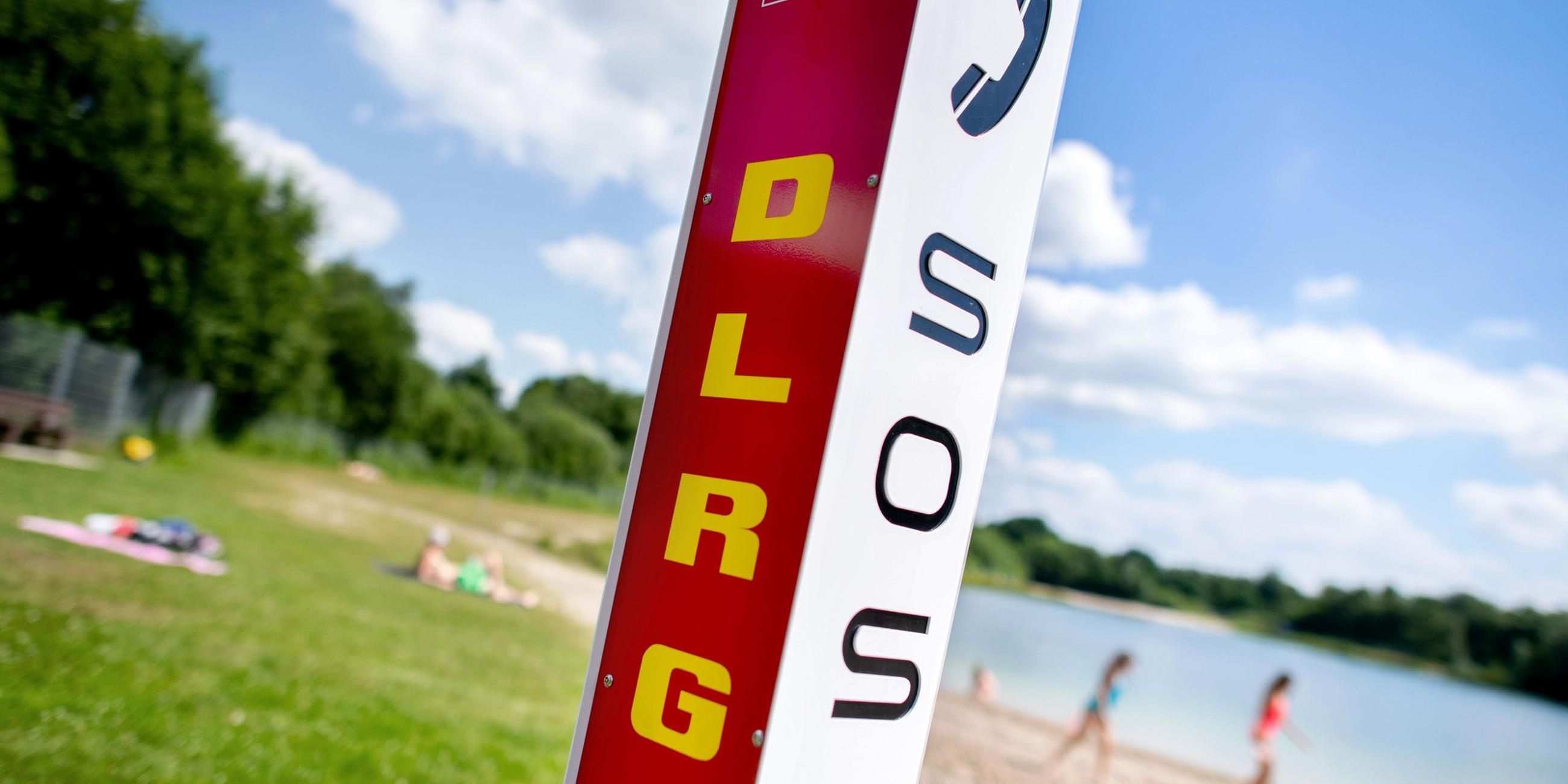 Eine Notrufsäule der DLRG