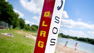 Eine Notrufsäule der DLRG