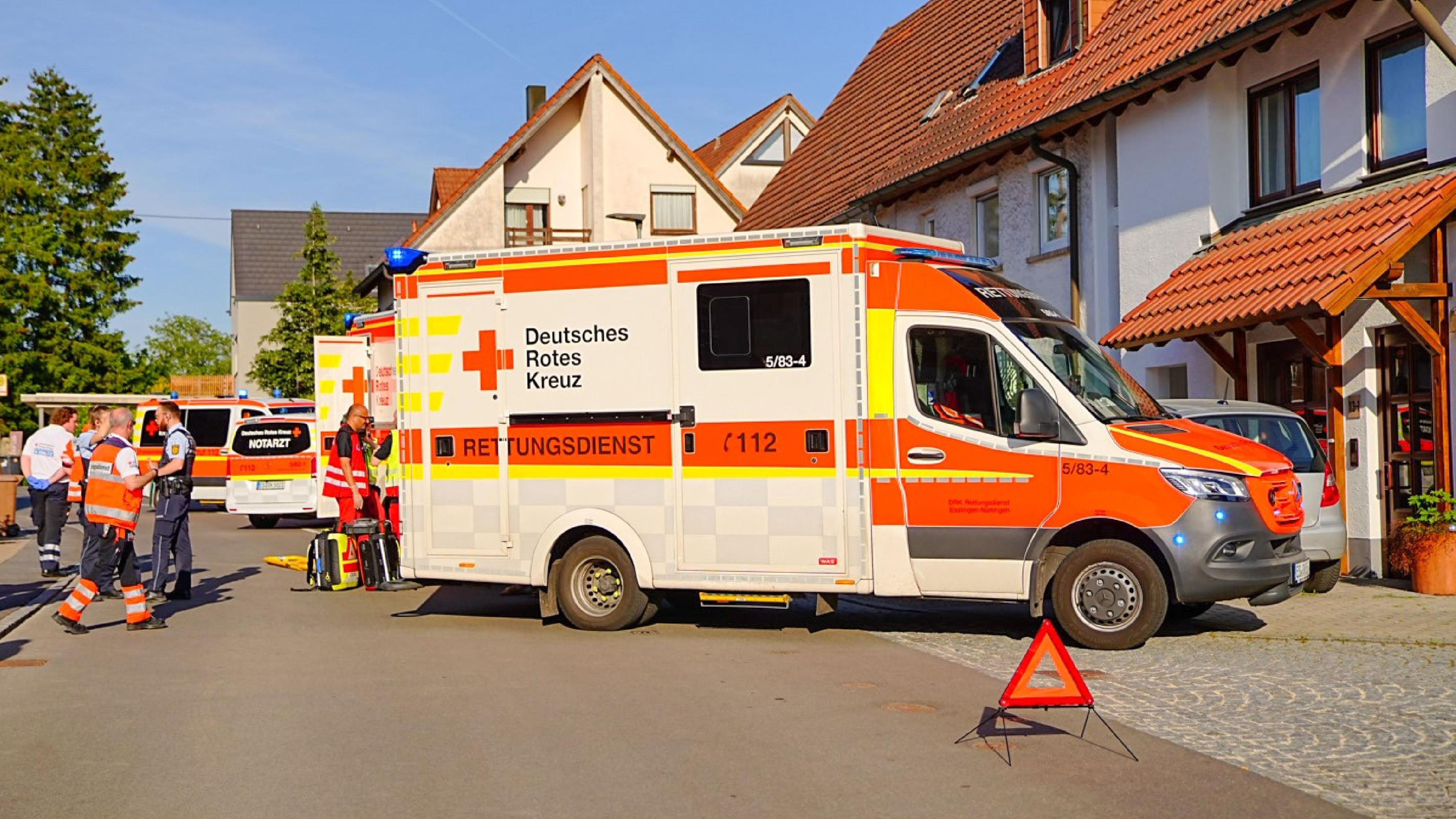 PKW-Fahrer fährt Passanten um