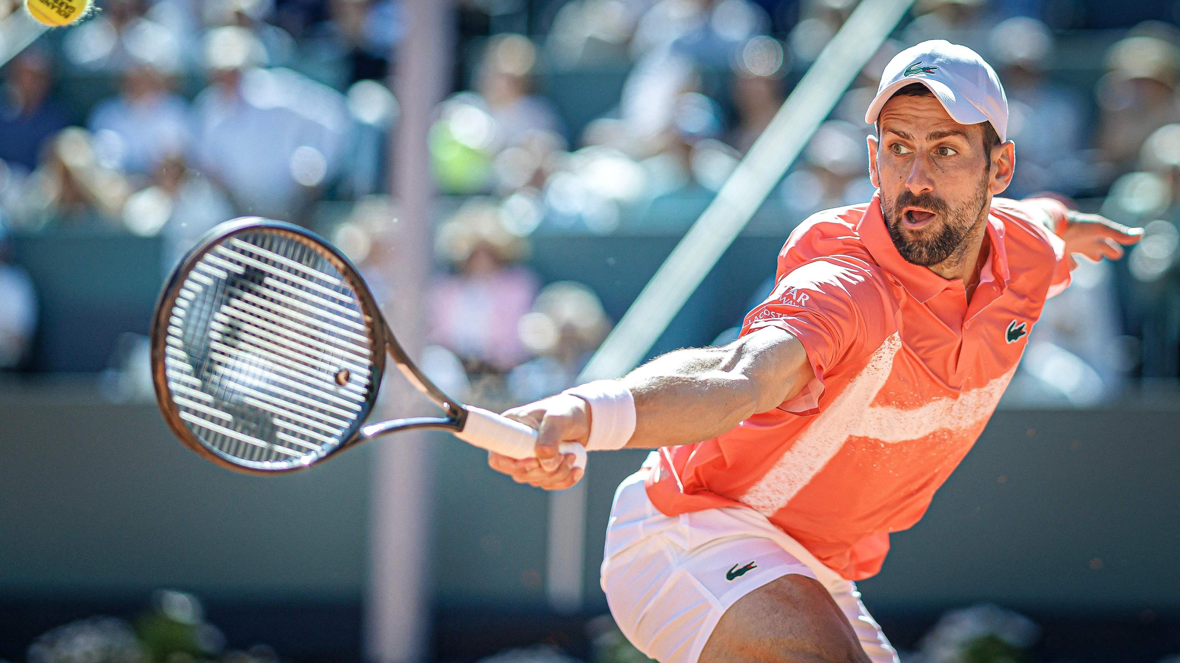 Der Serbe Novak Djokovic gibt einen Ball an den Polen Hubert Hurkacz.
