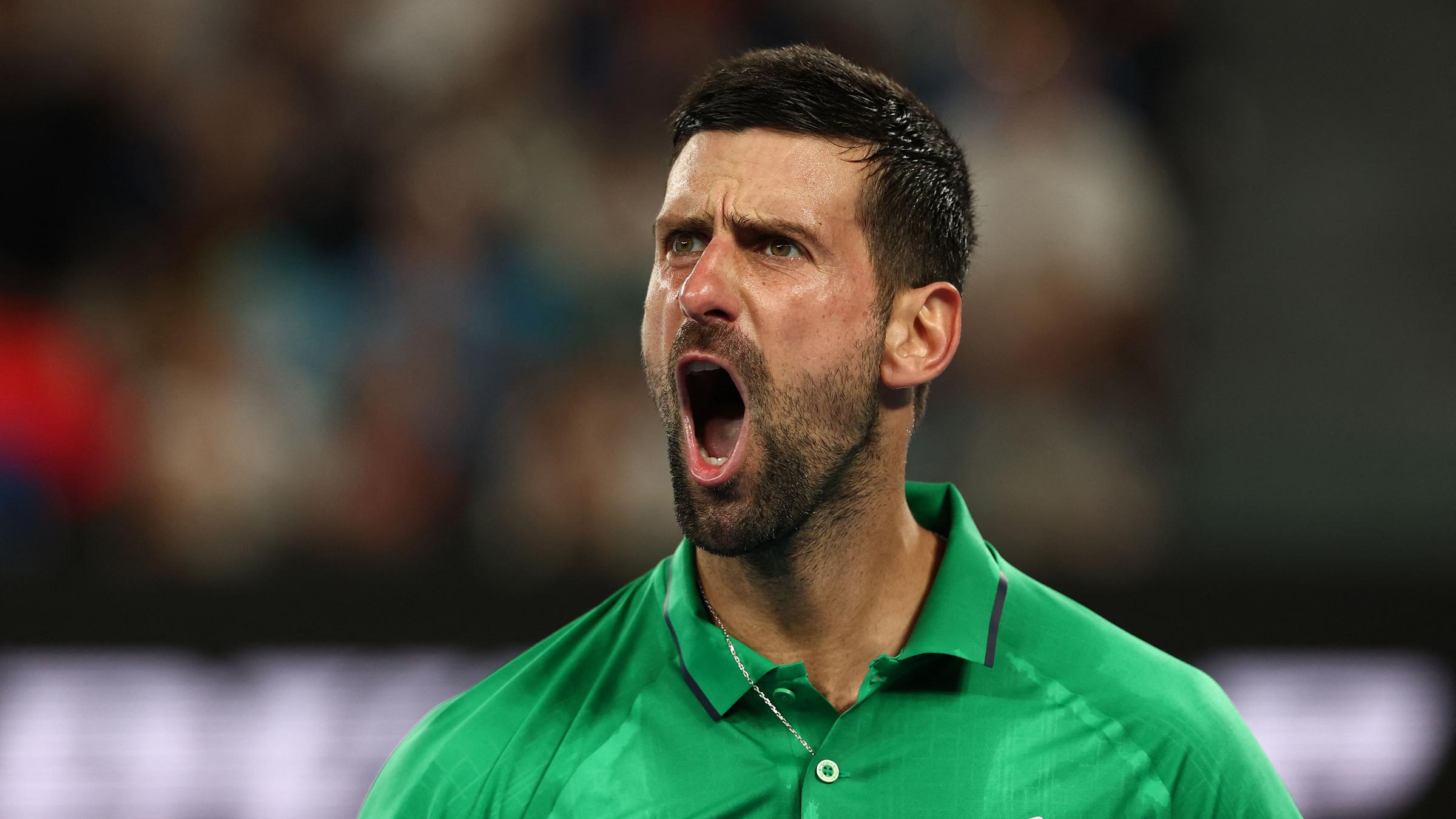 Der Serbe Novak Djokovic reagiert auf einen Punkt des Italieners Jannik Sinner während ihres Halbfinales im Herreneinzel am dreizehnten Tag des Tennisturniers Australian Open in Melbourne am 31.01.2026. 