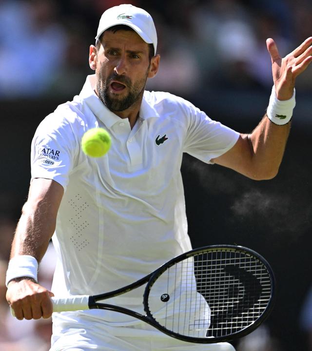 Novak Djokovic schlägt den Ball im Achtelfinale des Herreneinzels gegen den Russen Roman Safiullin zurück am 05.07.2026 in Wimbledon.