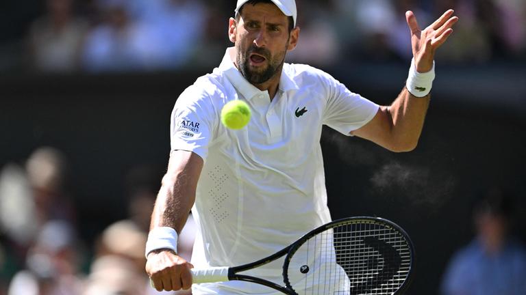 Novak Djokovic schlägt den Ball im Achtelfinale des Herreneinzels gegen den Russen Roman Safiullin zurück am 05.07.2026 in Wimbledon.