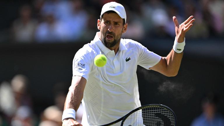 Novak Djokovic schlägt den Ball im Achtelfinale des Herreneinzels gegen den Russen Roman Safiullin zurück am 05.07.2026 in Wimbledon.