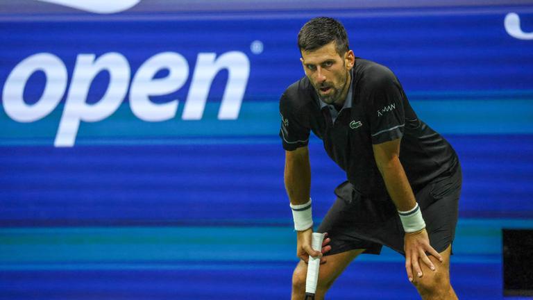 Tennisspieler Novak Djokovic stützt seine Hände auf seine Knie am 30.08.2026 im USTA Billie Jean King National Tennis Center in Flushing, New York, in einem Erstrundenspiel der US Open 2026 gegen Mariano Navone. 