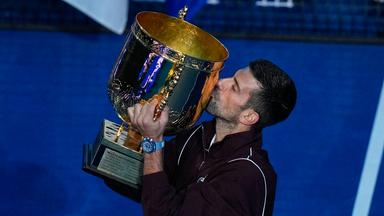 Novak Djokovic mit der Trophäe nach ATP-Sieg in Peking