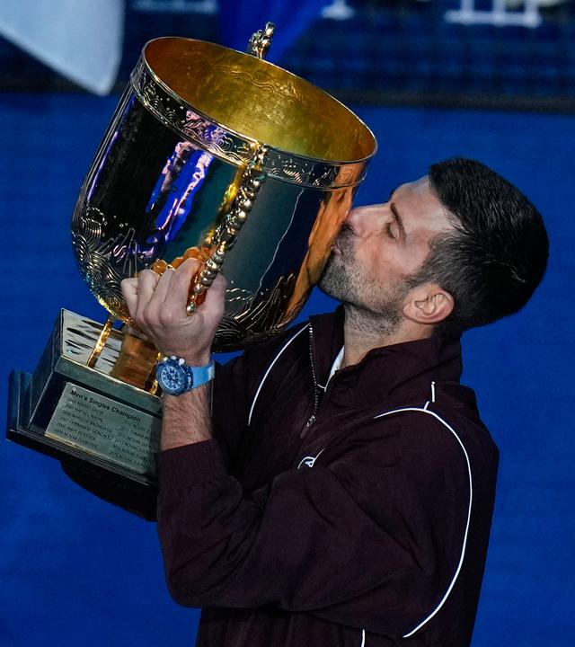 Novak Djokovic mit der Trophäe nach ATP-Sieg in Peking