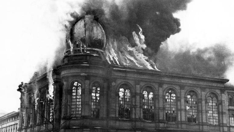 Die Synagoge am Boerneplatz in Flammen während der Reichspogromnacht oder Kristallnacht am 10.11.1938 in Frankfurt am Main. 