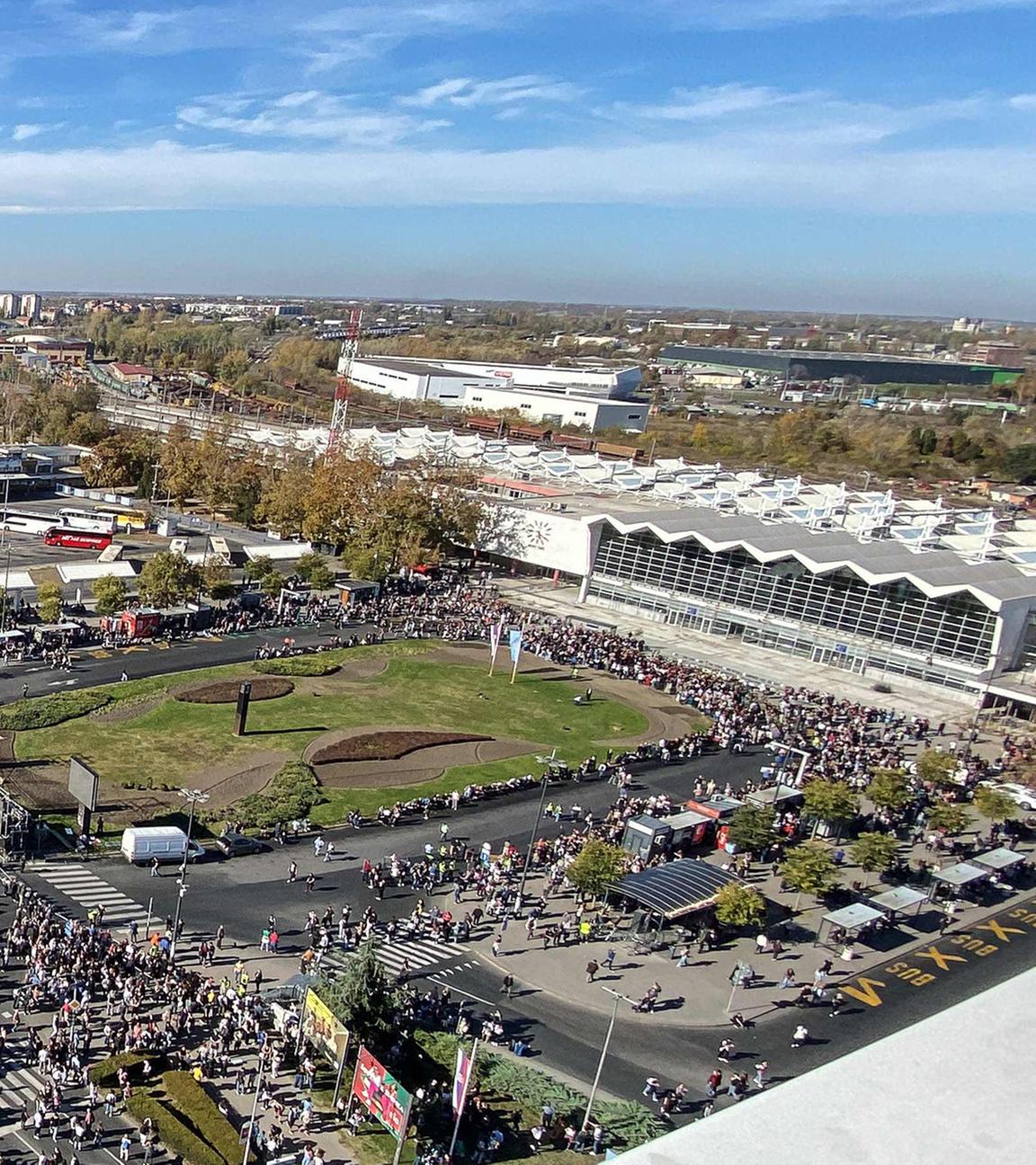 Teilnehmende nehmen in Novi Sad am 1. November 2025 an einer Gedenkveranstaltung zum ersten Jahrestag der Tragödie am Bahnhof von Novi Sad teil.